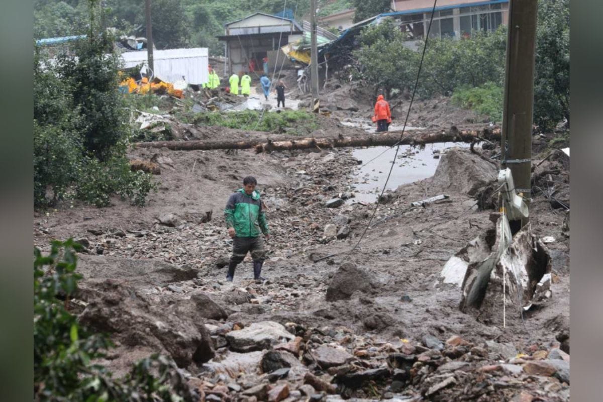 Inundaciones Y Deslizamientos De Tierra Dejan Muertos Y Casas