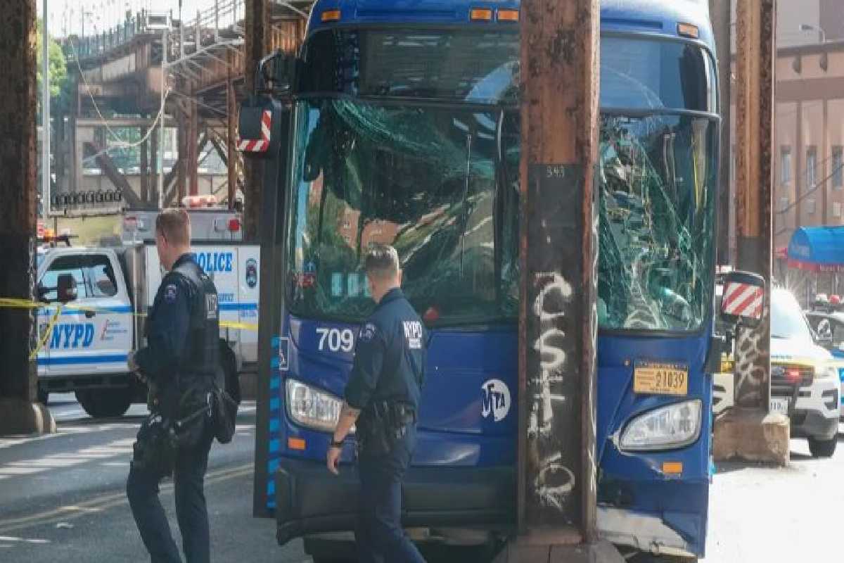 Autobús que chocó contra un poste