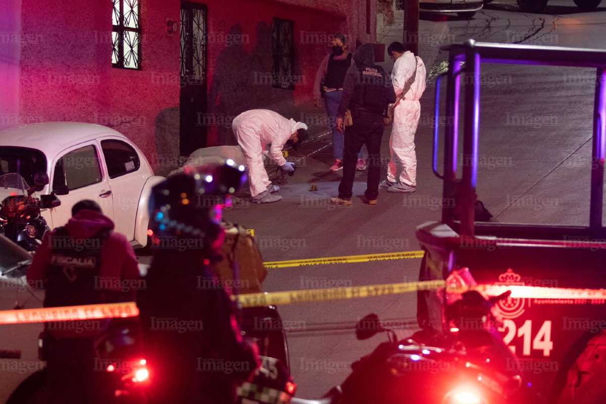 Asesinan a mujer en la calle Petróleos Mexicanos