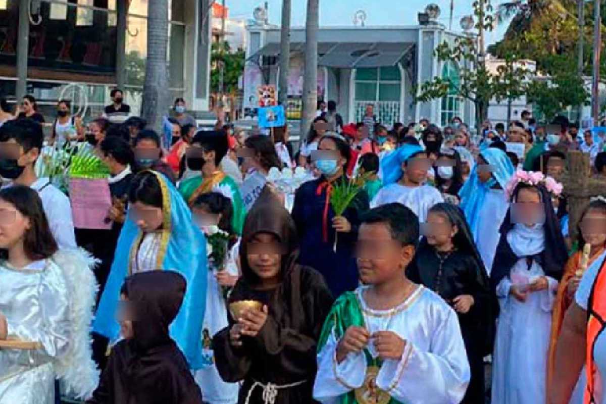 Fieles católicos desfilan vestidos de santos