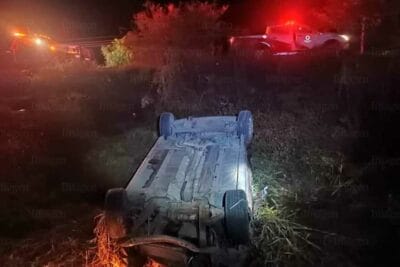 Joven de San Antonio del Ciprés, Pánuco volcó su camioneta en Guadalupe