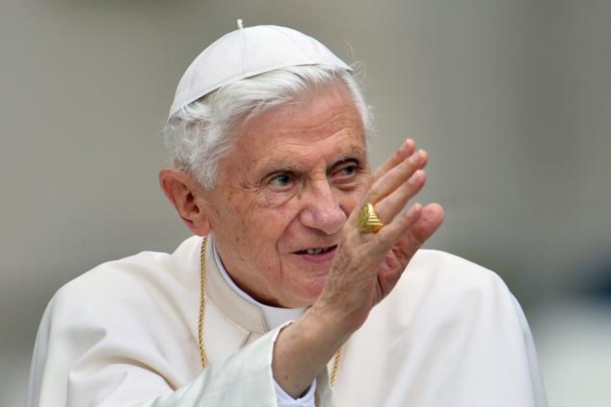 Benedicto XVI continúa estable, dijo el vaticano en un comunicado.