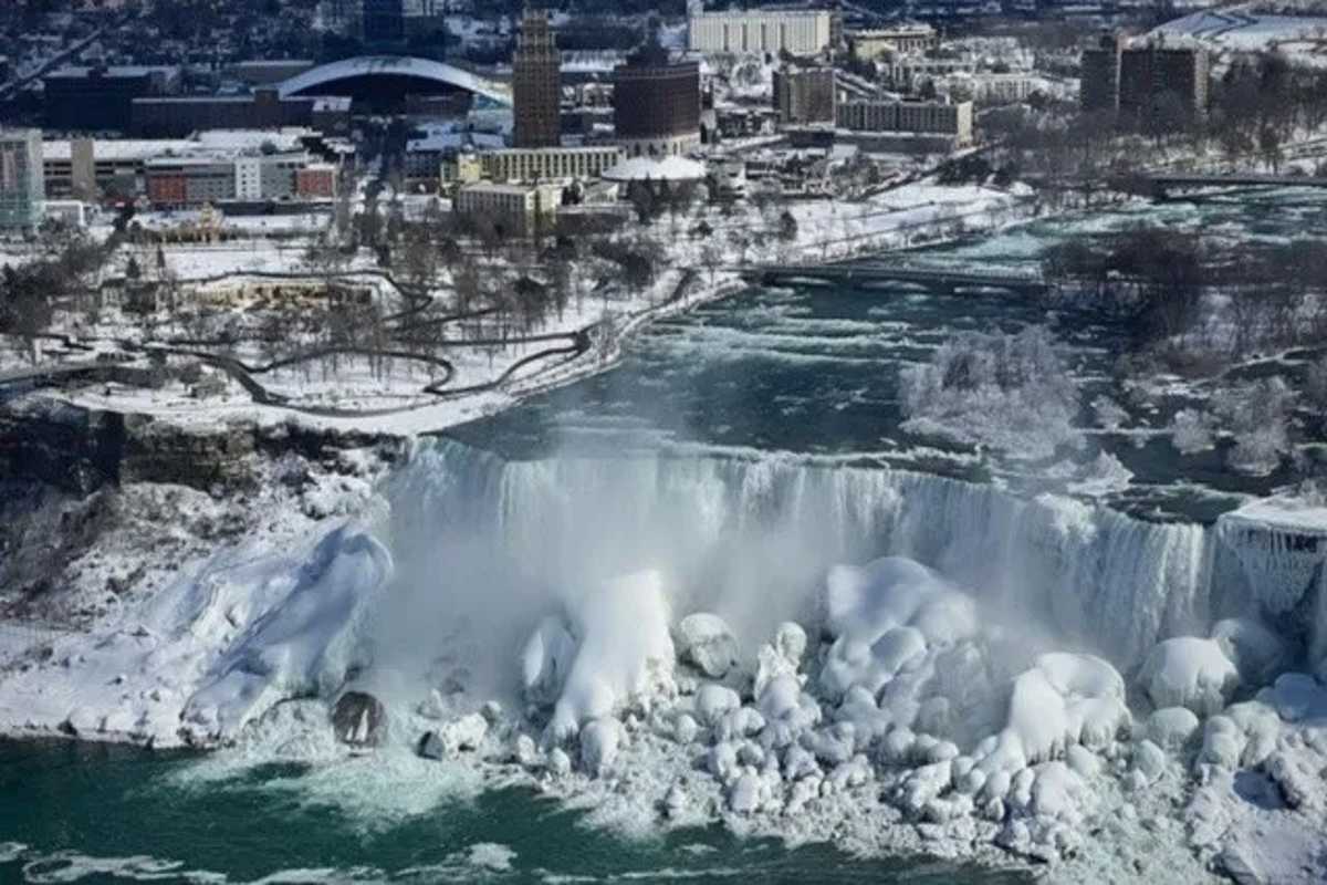 La cadena de noticias CBS, informó que debido a la ola de frío polar que azota gran parte de los Estados Unidos y Canadá; una parte de las cataratas del Niágara se congeló parcialmente. | Foto: Cortesía.