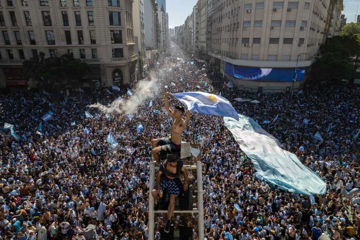 Buenos Aire se colapsa por los cientos de miles que celebran la gran fiesta tras ganar la Copa del Mundo