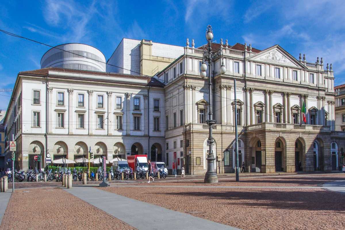 Activistas ambientales arrojaron pintura a la entrada del prestigioso teatro de ópera italiano La Scala de Milán.