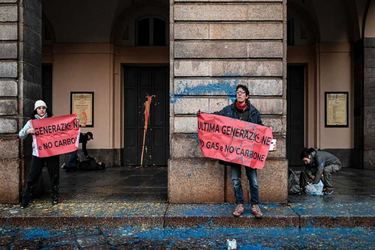 Activistas ambientales arrojaron pintura a la entrada del prestigioso teatro de ópera italiano La Scala de Milán.