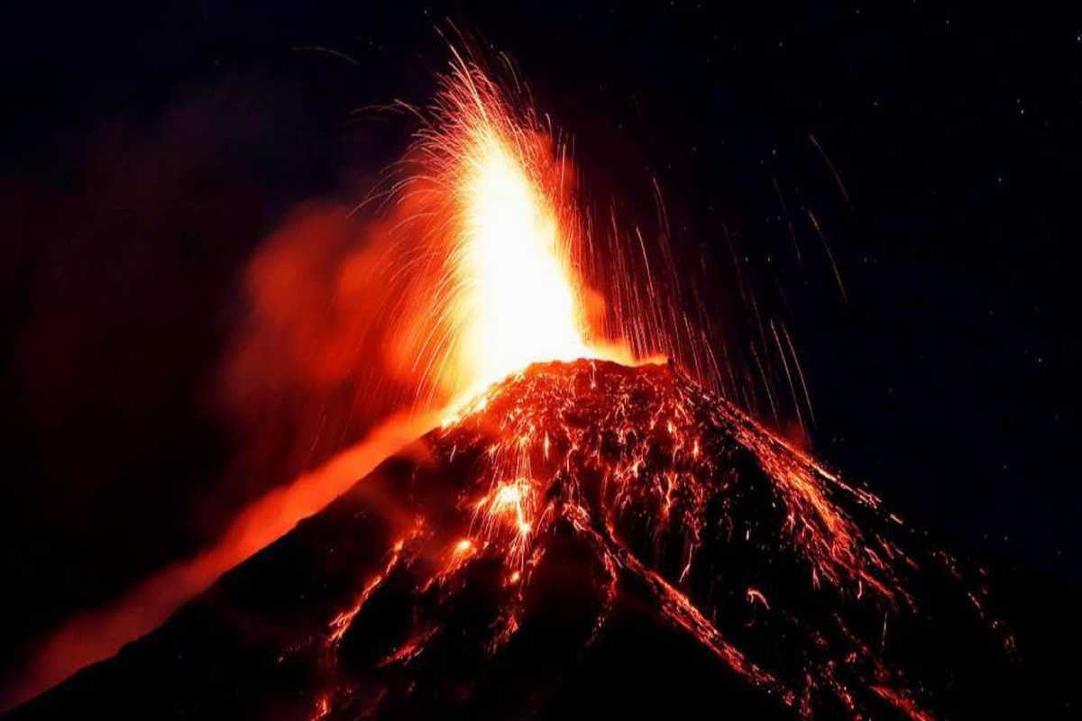 Volcán de Fuego de Guatemala entra en erupción