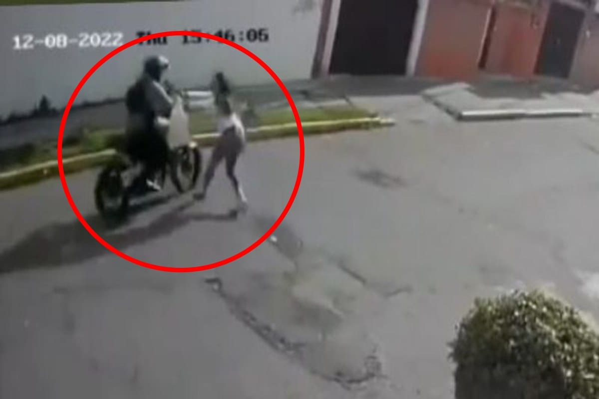 Video Ladrón Asalta A Mujer Y Ella Lo Derriba Con Todo Y Motocicleta 5947