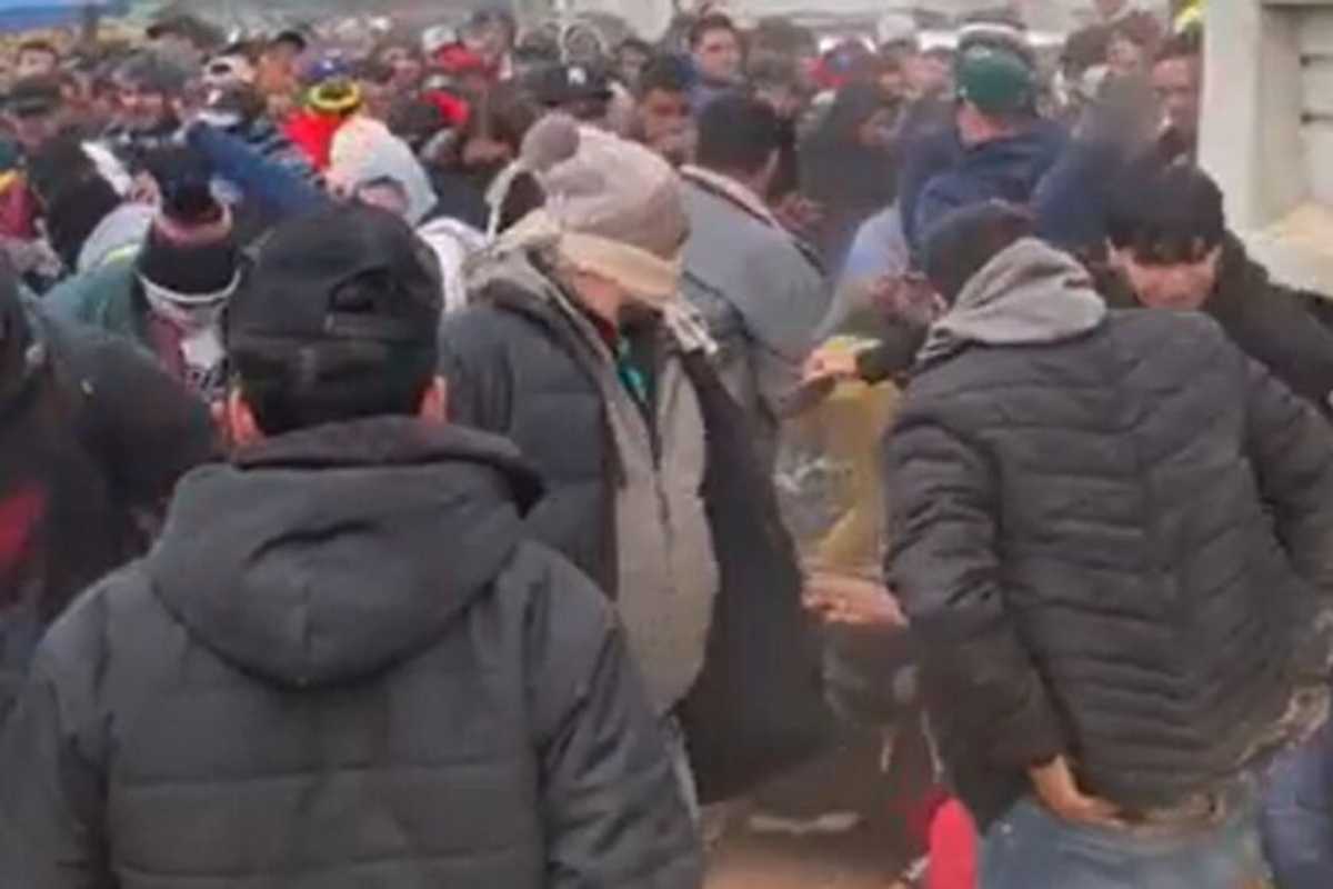 Una estampida humana se registró mientras cientos de personas estaban formadas para adquirir boletos de la final del beisbol.