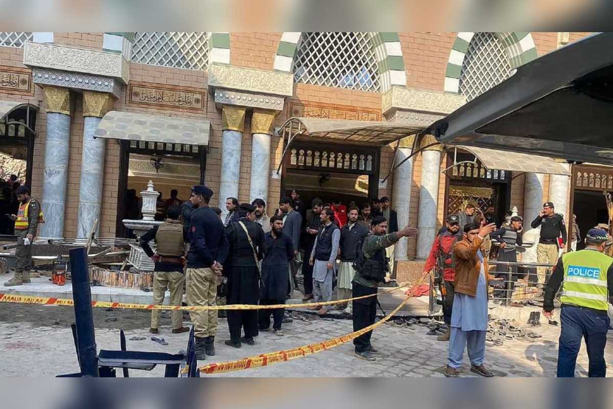 El ataque a una mezquita dejó al menos 28 muertos y unos 150 heridos. La explosión ocurrió en el interior de la mezquita dentro del cuartel general de la policía de Peshawar, durante la plegaria.
