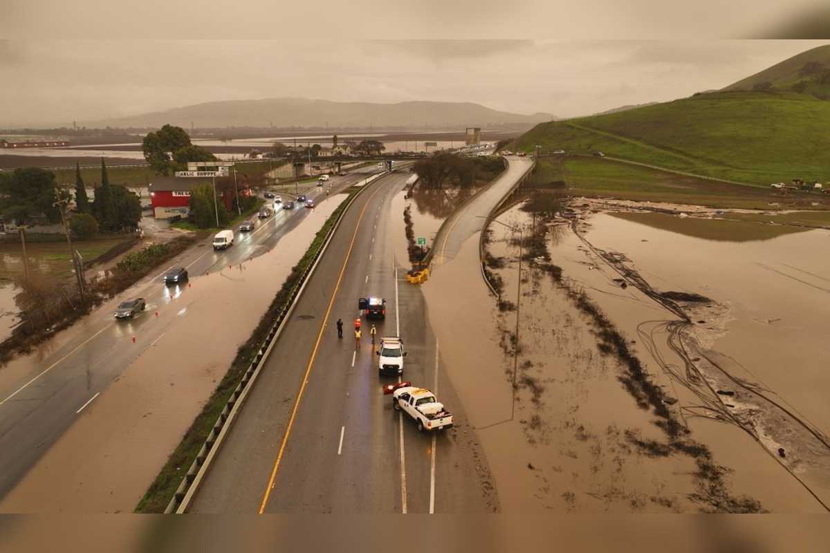 Ordenan evacuar la localidad de Montecito en California, debido a que los deslizamientos de tierra puedan soterrar las casas.