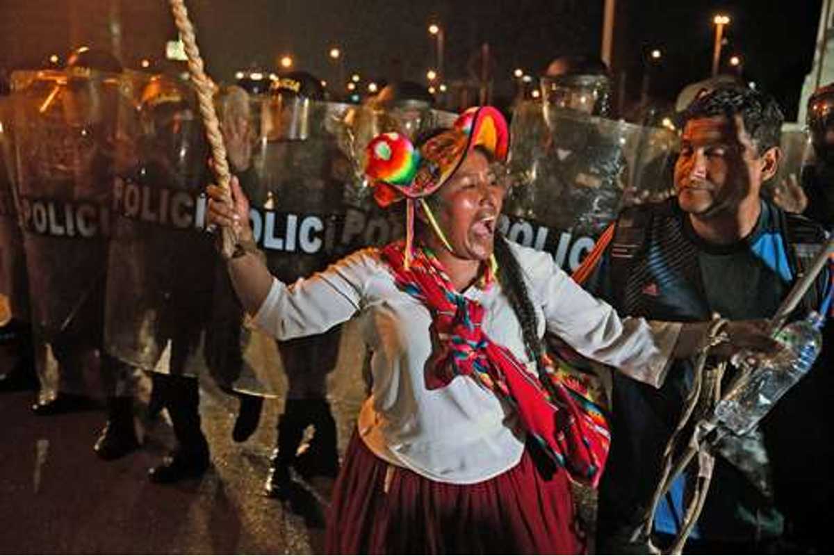 Centenares de manifestantes que marcharon ayer en Lima pidiendo la renuncia de la presidenta Dina Boluarte; exclamando "Ahora, ¡guerra civil!".