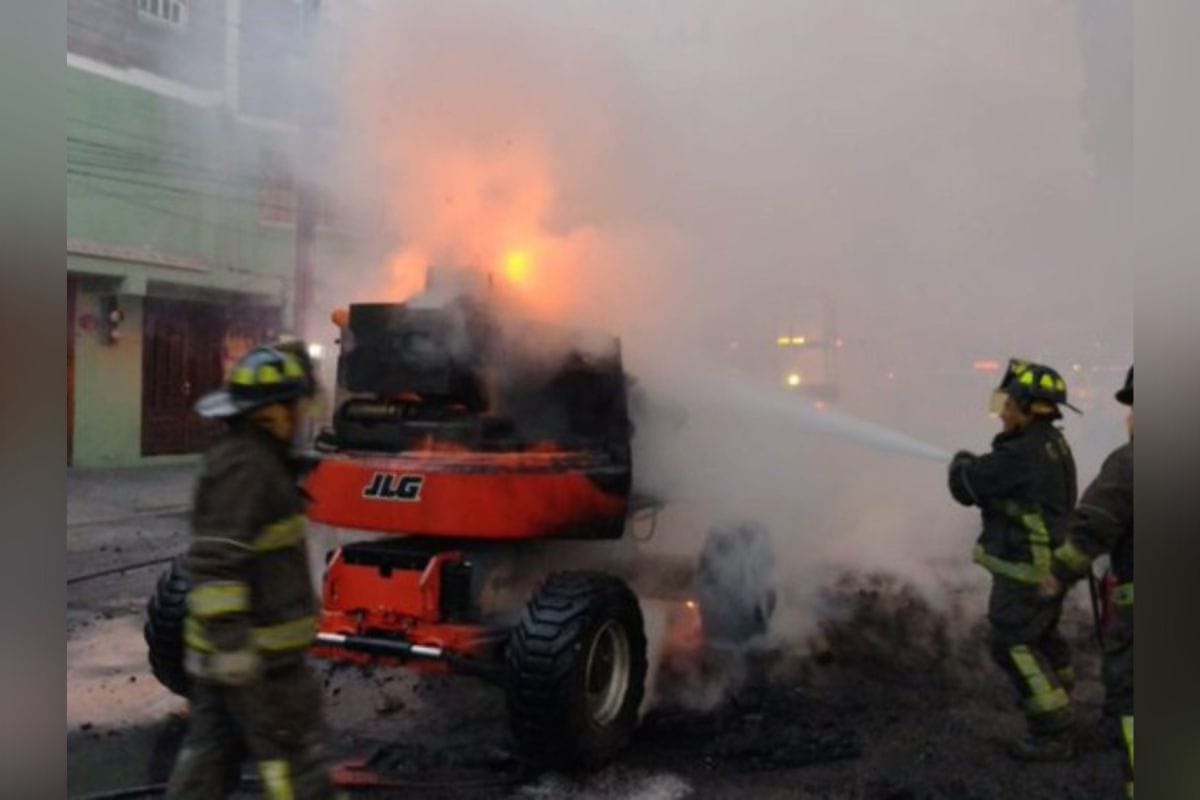 Una máquina utilizada para los trabajos de rehabilitación del Metro se consumió por completo por el fuego.