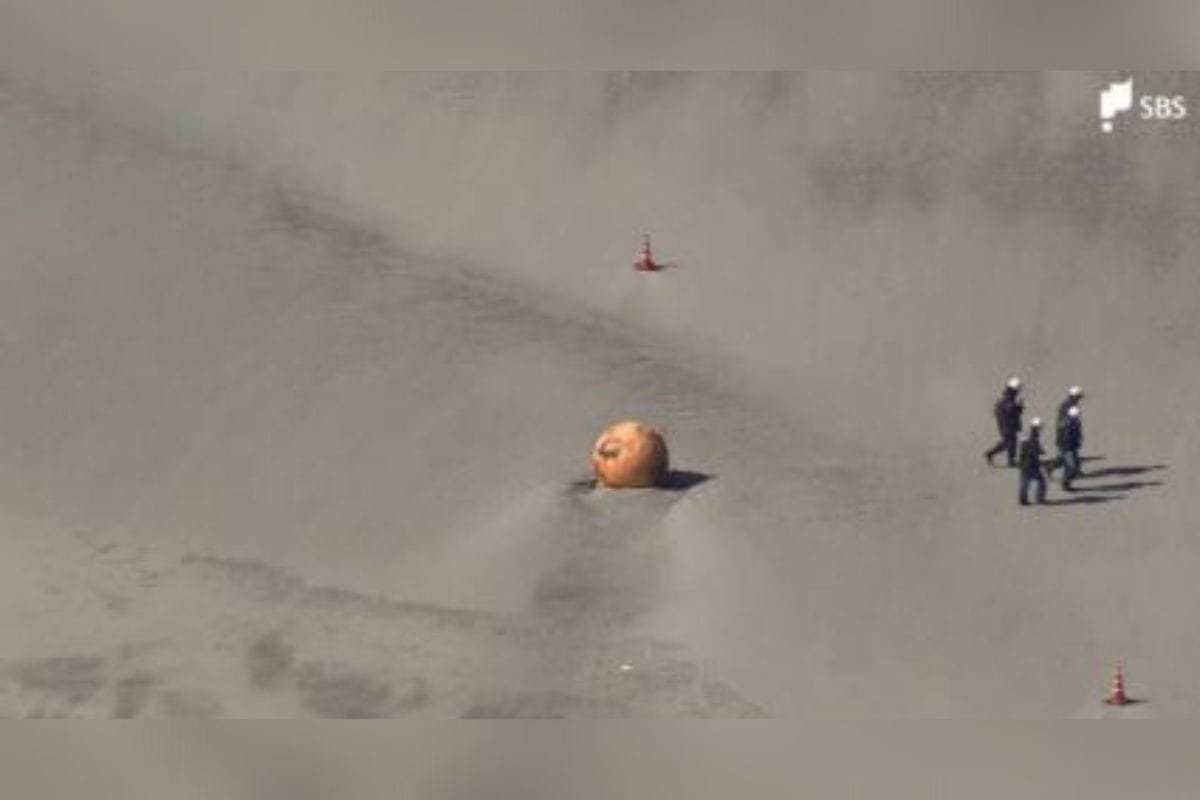 Una enorme bola de metal apareció encallada en una playa de Japón.