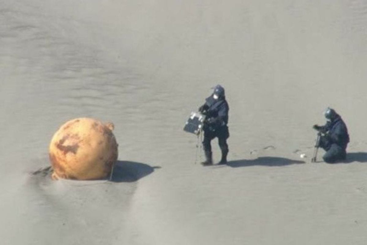 Una enorme bola de metal apareció encallada en una playa de Japón.