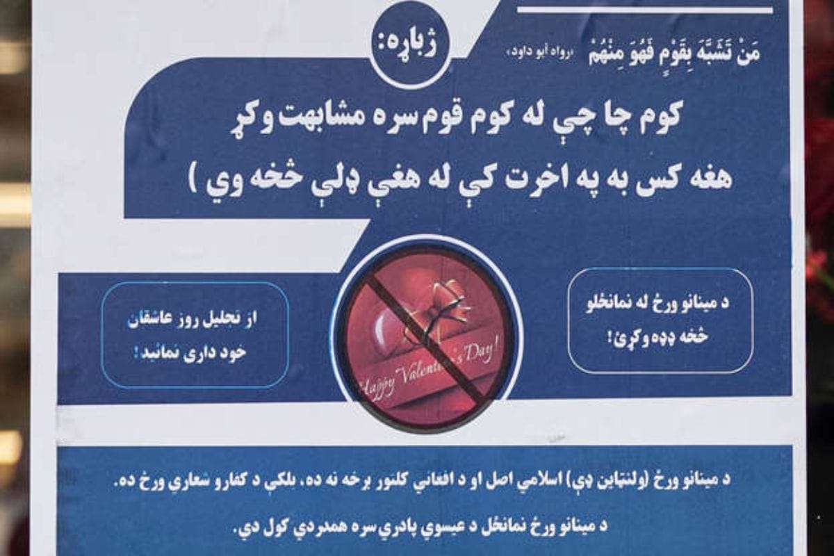 Un cartel del ministerio de Prevención del Vicio y Promoción de la Virtud ordena "evitar celebrar la Fiesta de los Enamorados".