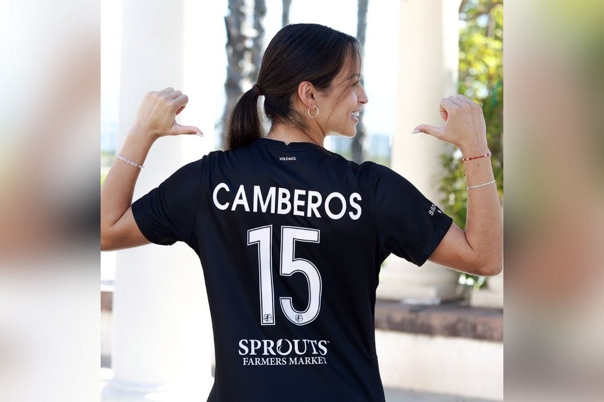 La mexicana Scarlett Camberos, quien sufrió acoso en redes sociales; jugará con el equipo estadunidense del Angel City FC, luego de firmar un contrato por dos años.