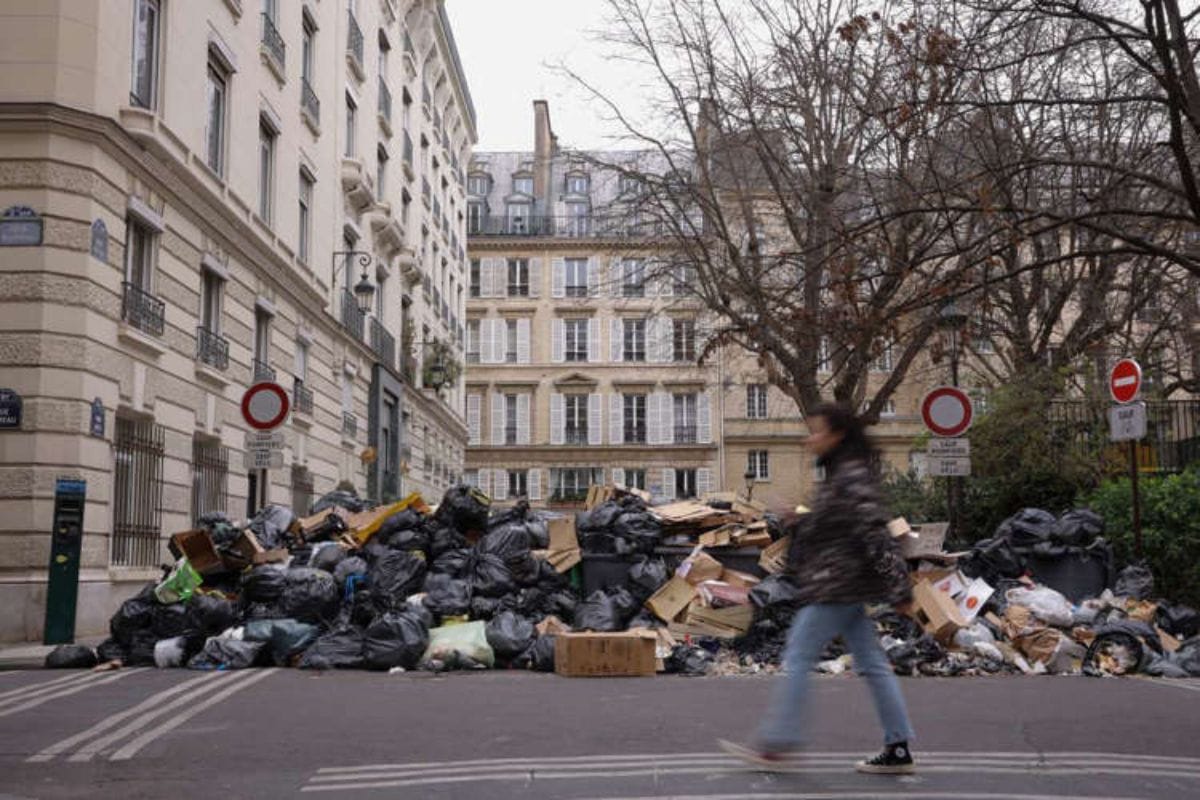 En París, los turistas se quejan ya que deben esquivar la basura amontonada en lugares icónicos de esta hermosa ciudad,