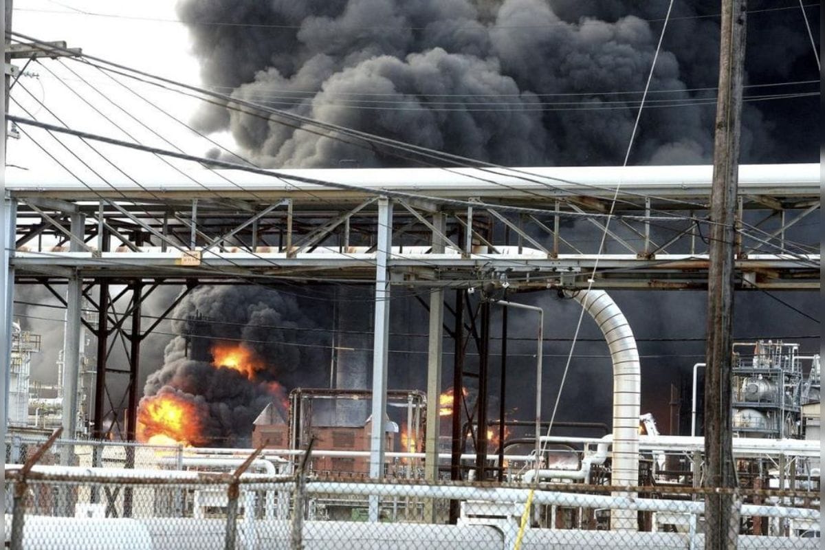 Equipos de emergencia respondieron a un incendio masivo en la planta química de la empresa británica INEOS, ubicada en la localidad de Pasadena, Texas