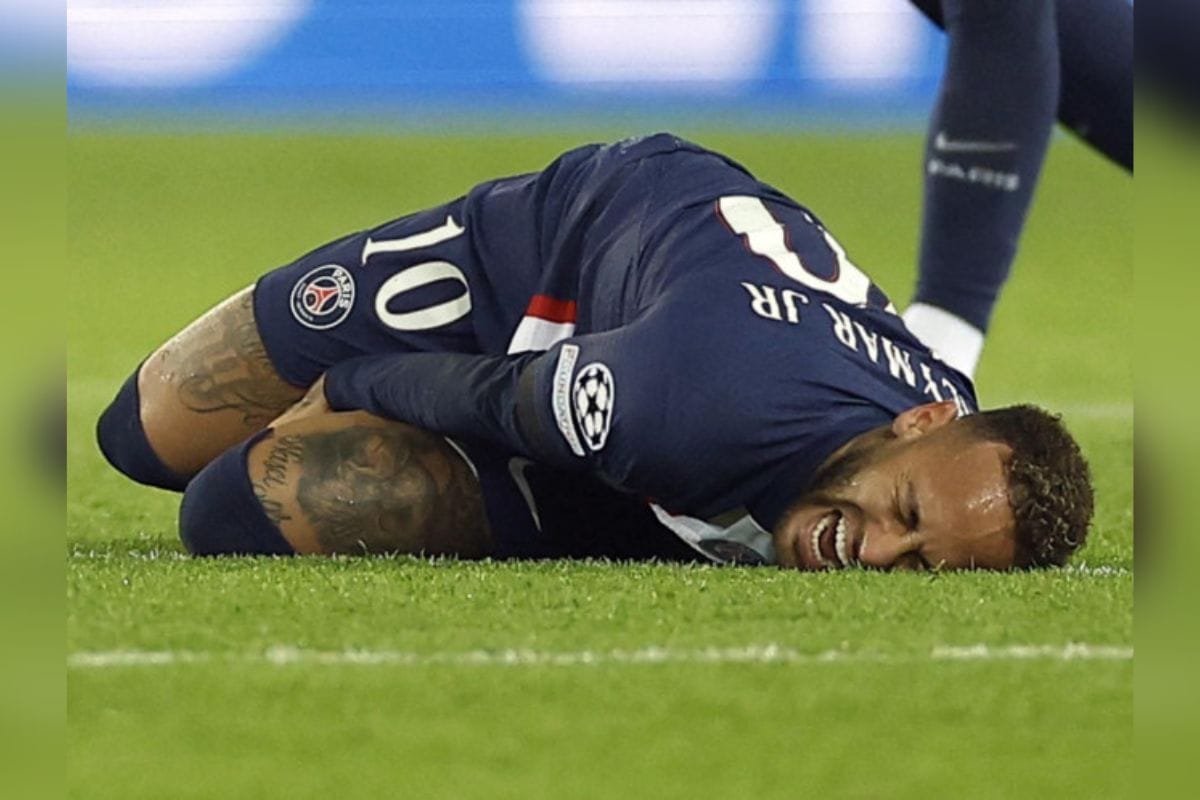 El delantero brasileño del París Saint-Germain Neymar será operado en los próximos días del tobillo derecho en Doha
