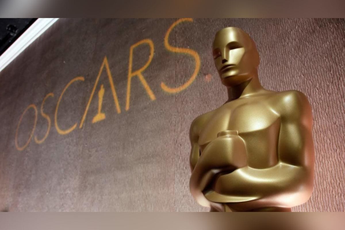 Los Premios de la Academia en Hollywood, también conocidos como los Oscars, son un conjunto de premios anuales otorgados por la Academia de Artes y Ciencias Cinematográficas de Hollywood.