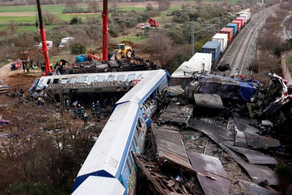 l menos 36 personas murieron y 85 resultaron heridas por la colisión de trenes; uno de pasajeros que viajaba entre Atenas y Tesalónica y un convoy de mercancías.