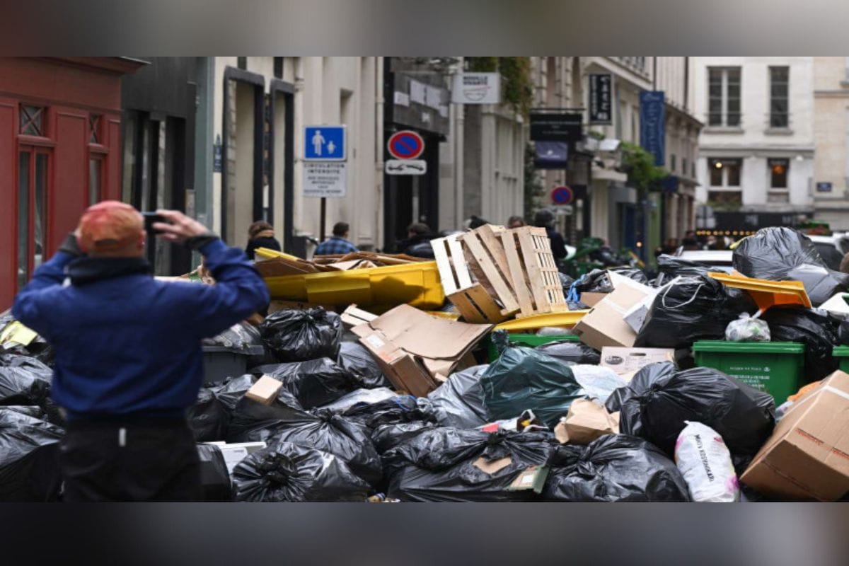 En París, los turistas se quejan ya que deben esquivar la basura amontonada en lugares icónicos de esta hermosa ciudad,