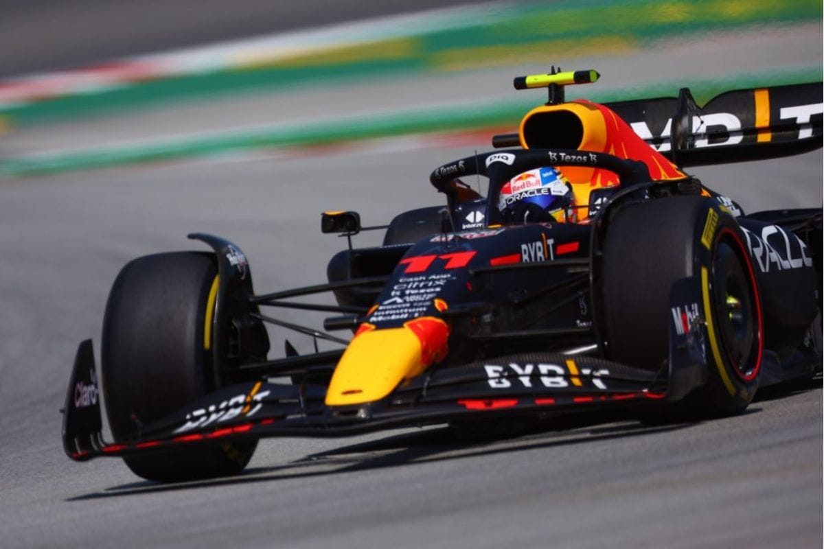 En Gran Premio de Bahréin de la F1; Max Verstappen mejora todos los tiempos y gana la ‘pole position’, mientras que el mexicano Sergio ‘Checo’ Pérez finalizó en segundo lugar.