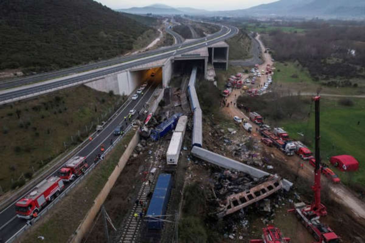 l menos 36 personas murieron y 85 resultaron heridas por la colisión de trenes; uno de pasajeros que viajaba entre Atenas y Tesalónica y un convoy de mercancías.