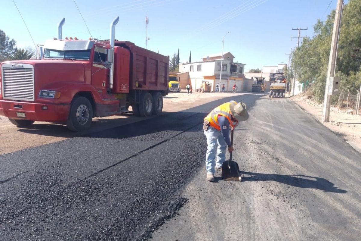 A través de la Secretaría de Obras Públicas (SOP), trabaja en la pavimentación de 10 calles; en seis localidades y la cabecera municipal de Pinos.