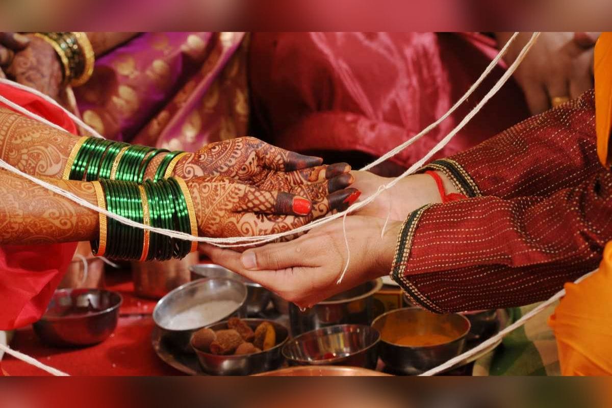 Una novia que estaba a punto de casarse, muere de un infarto en medio de la boda, esto en la localidad Subhashnagar, India.