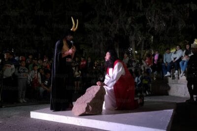 El viacrucis viviente se llevó a cabo este viernes santo, en distintos puntos del municipio por la agrupación de teatro Adelante de Juan Francisco Noriega.