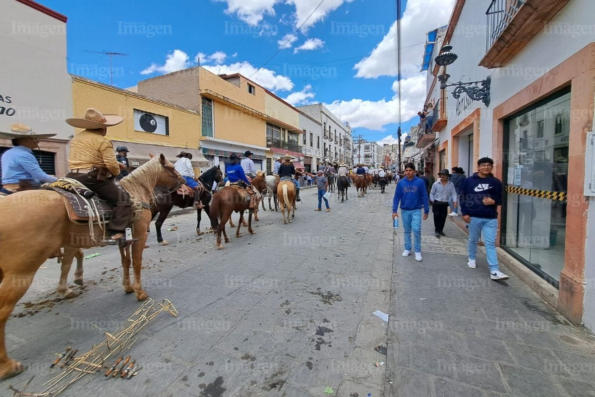 El ayuntamiento de Guadalupe llevó a cabo una cabalgata junto con la tradicional quema de judas.