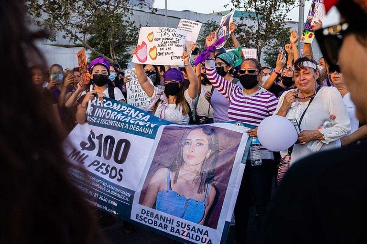 Los padres de Debanhi Susana Escobar Bazaldúa calificaron como un caso que va muy lento; y que evidenció la actuación deficiente de las autoridades de Nuevo León.
