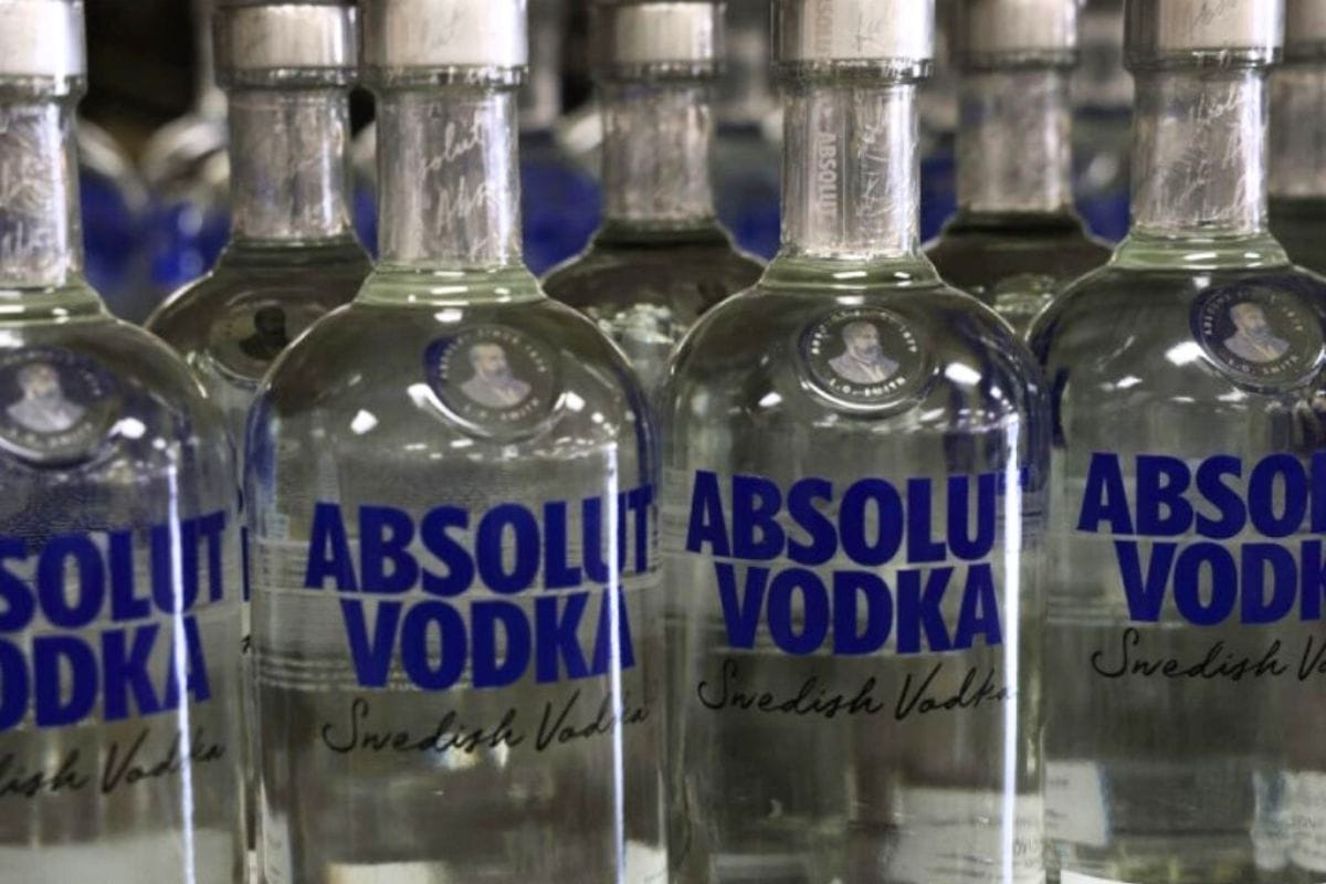 El grupo francés de bebidas alcohólicas Pernod Ricard dijo que suspenderá por completo las exportaciones de su vodka premium Absolut a Rusia