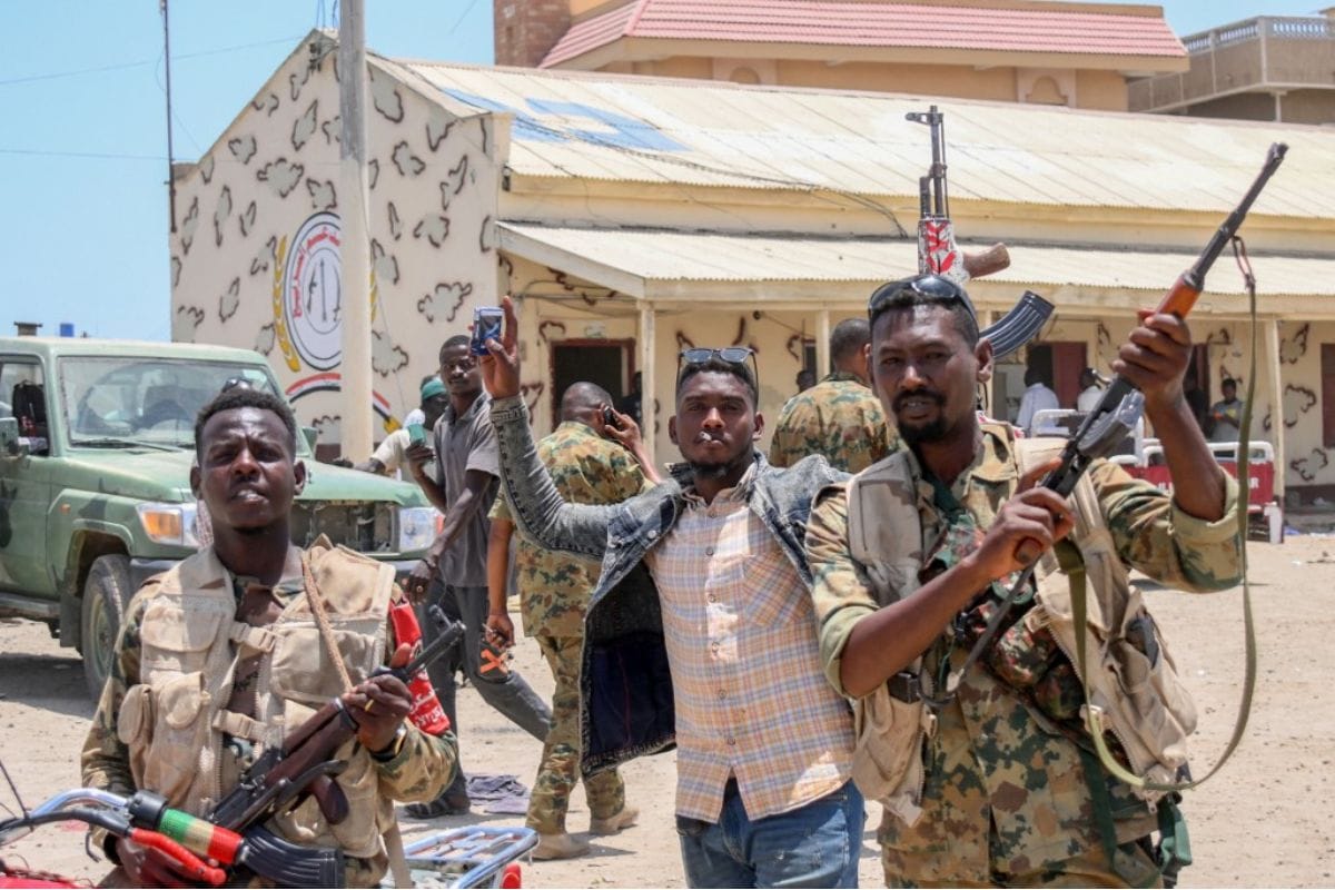 Los enfrentamientos han estallado en la capital de Sudán, Jartum; y en otros lugares del país mientras poderosas facciones militares rivales luchan por el control, lo que aumenta el riesgo de una guerra civil en todo el país.