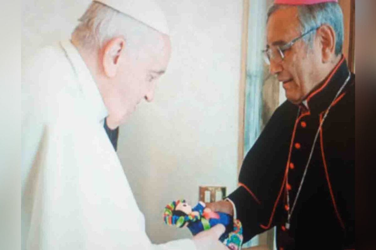 Obispo regala a Papa Francisco una muñeca Lelé