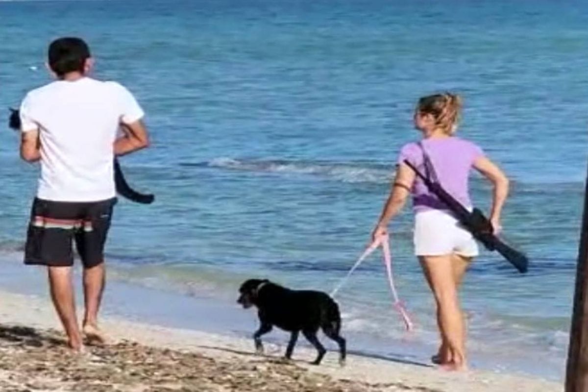 En plenas vacaciones de Semana Santa, varios turistas captaron a una mujer extranjera; portando un rifle mientras paseaba por playas de Chicxulub Puerto, en Progreso, Yucatán.