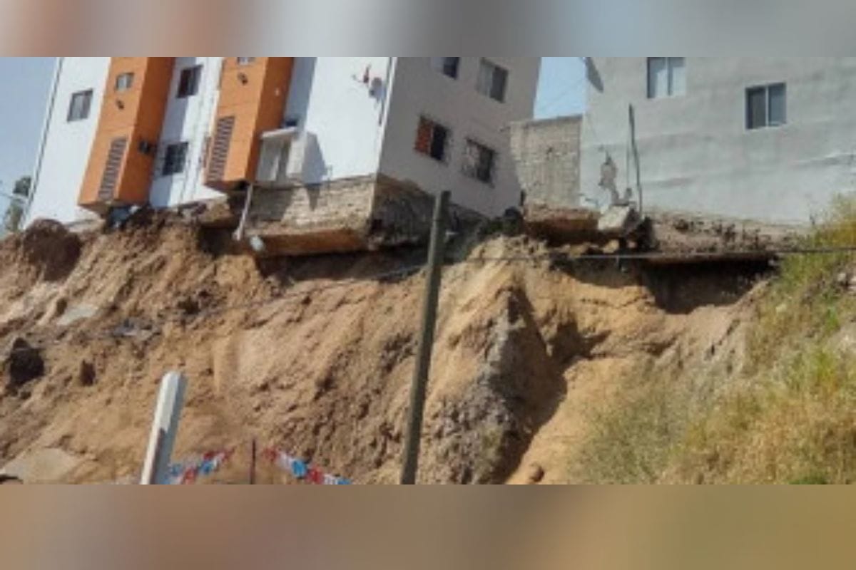 Protección Civil Municipal asegura que el edificio que falta por caer en el fraccionamiento La Sierra no presenta movimiento de tierra; así que planean posible derrumbe.