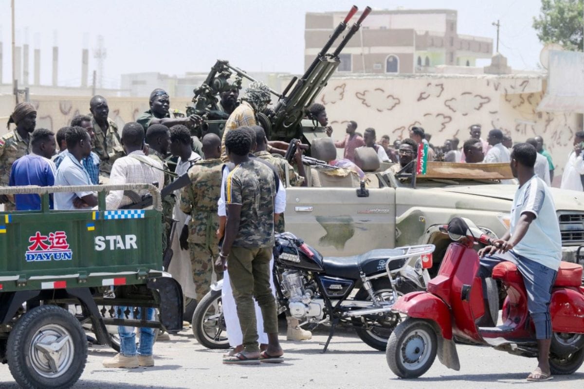 Los enfrentamientos han estallado en la capital de Sudán, Jartum; y en otros lugares del país mientras poderosas facciones militares rivales luchan por el control, lo que aumenta el riesgo de una guerra civil en todo el país.