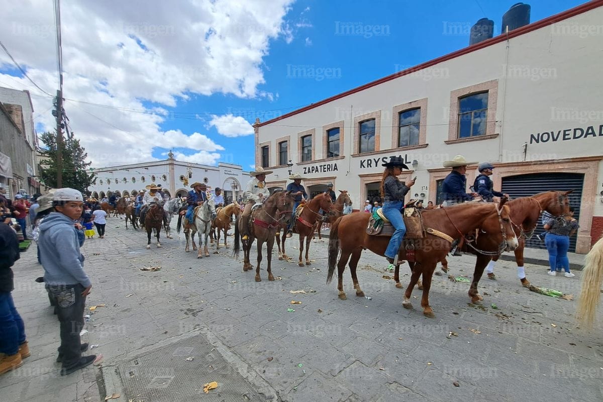 El ayuntamiento de Guadalupe llevó a cabo una cabalgata junto con la tradicional quema de judas.