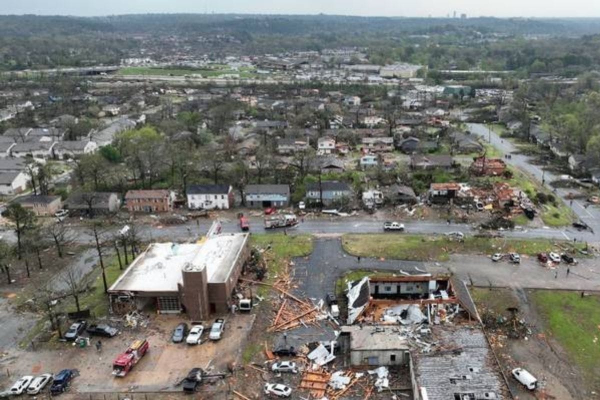 Los socorristas de Arkansas buscarán el sábado entre los escombros más posibles víctimas después de que un feroz tornado; azotara el área de Little Rock