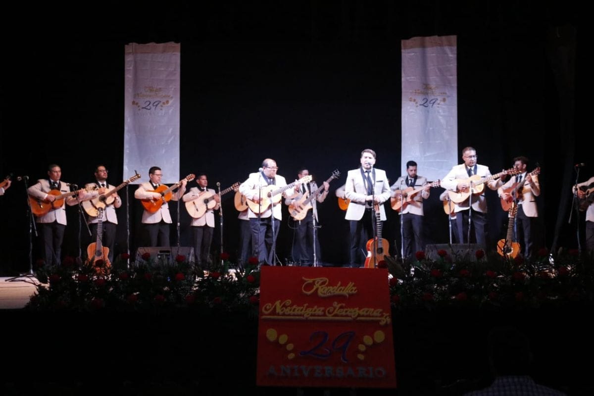 Con un gran recital romántico celebrado en el Teatro Hinojosa, la Rondalla Nostalgia Jerezana conmemoró el XXIX aniversario de su fundación.