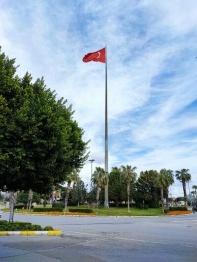 La bandera de Turquía ondea en la sede del Campeonato Mundial de Tenis Master celebrado en Manavgat (Turquía). | Foto: Cortesía.