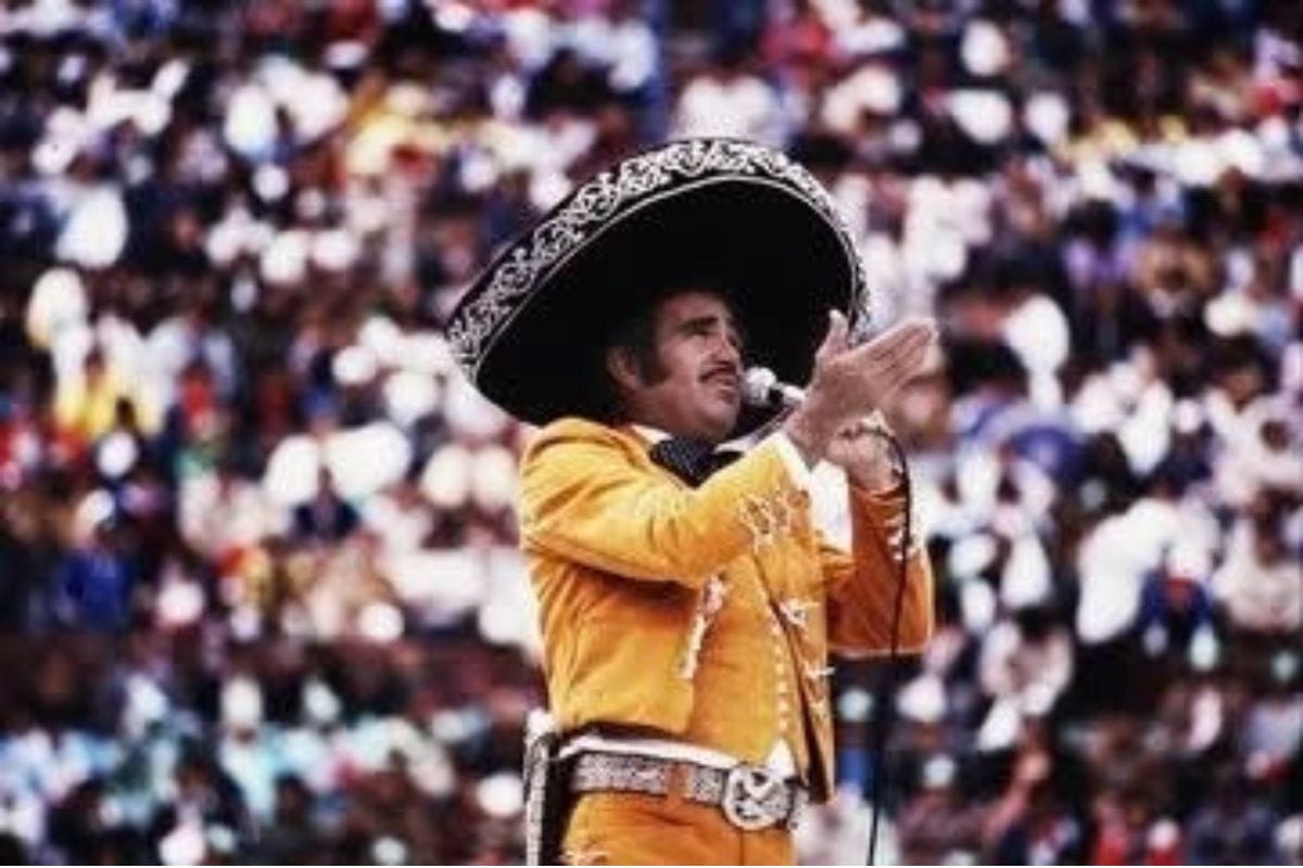 El día de ayer, Alejandro Fernández llegó a la Plaza de Toros México; para revivir la hazaña que su padre Vicente Fernández logró en 1984