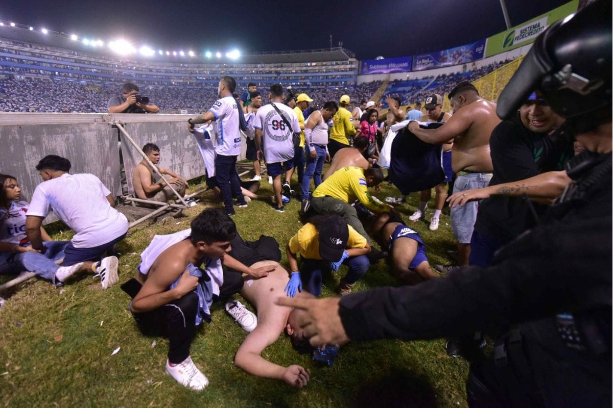 Durante el encuentro entre Alianza y el Club Deportivo FAS, correspondiente a los Cuartos de Final de la primera división en El Salvador; informes provenientes de El Salvador dan a conocer que al menos 12 aficionados perdieron la vida