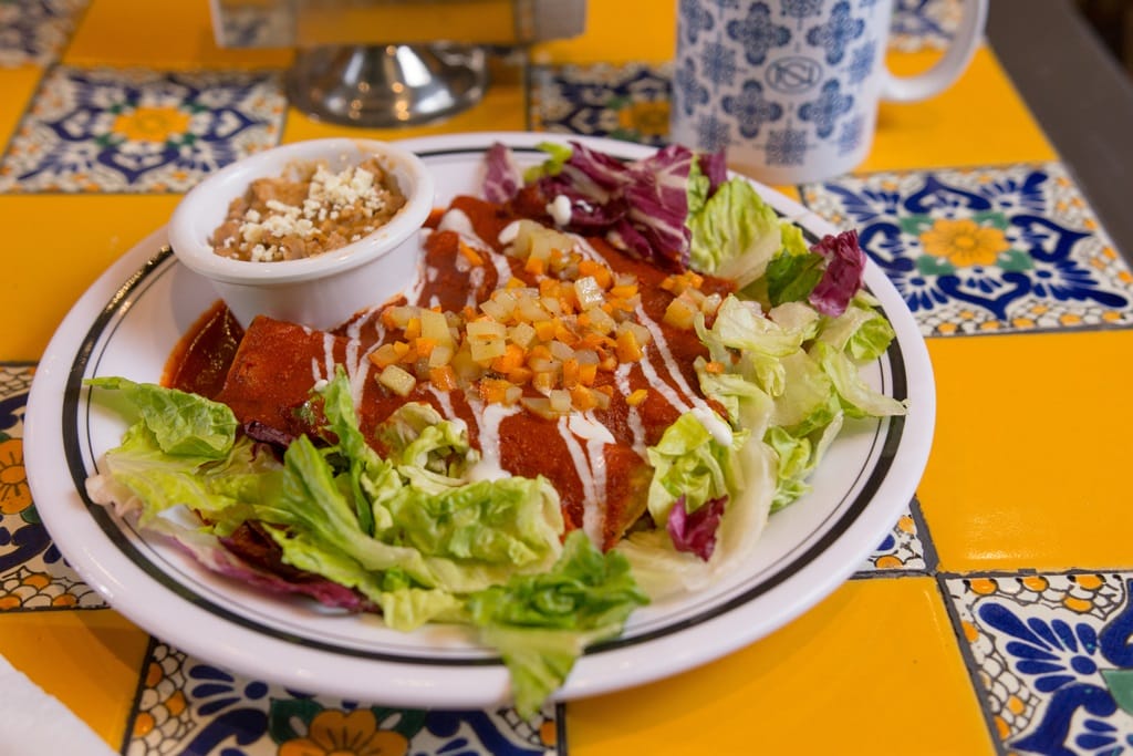 Para que se deleite, le antojamos unas enchiladas Zacatecanas