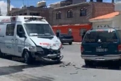 Choque entre una ambulancia de la Cruz Roja y una camioneta deja un herido en Fresnillo 1