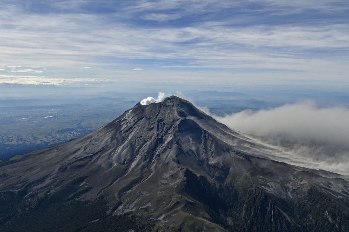 Volcán Popocatépetl envía ceniza ligera a CDMX