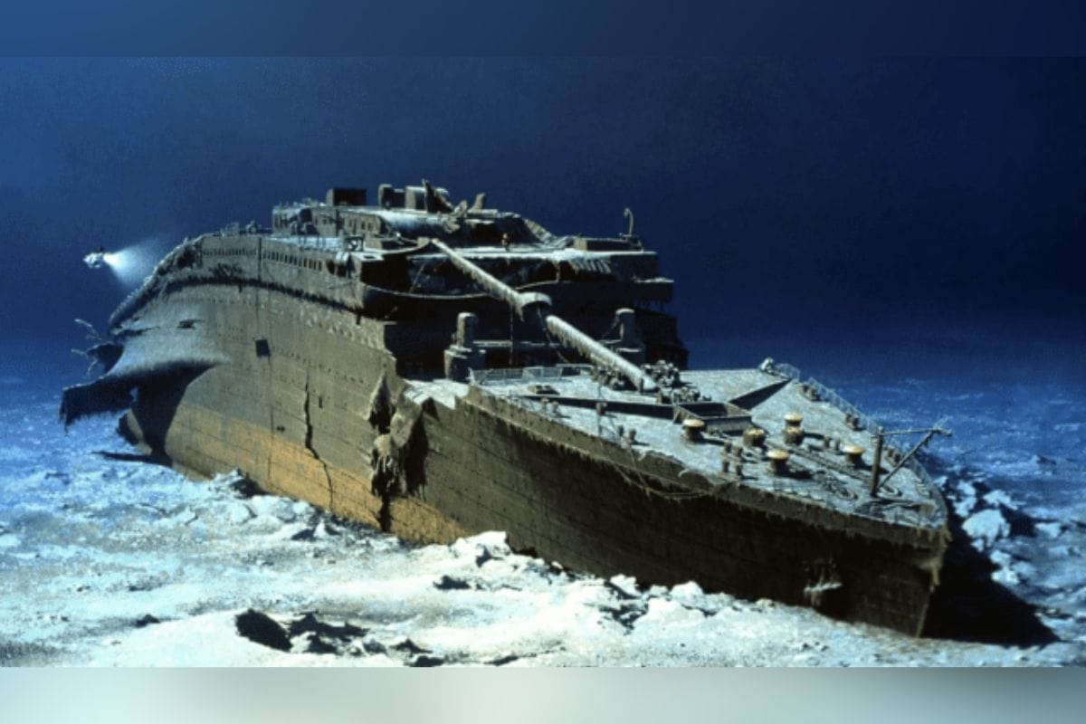 el Titanic naufrago en su viaje inaugural en abril de 1912 tras chocar contra un gigantesco iceberg; con un saldo de más de mil 500 fallecidos